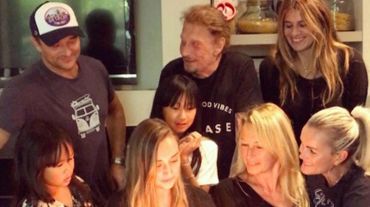 Johnny, Laeticia, David, Estelle… le clan Hallyday réuni pour fêter l'anniversaire d'Emma Johnny, Laeticia, David, Estelle… le clan Hallyday réuni pour fêter l'anniversaire d'Emma