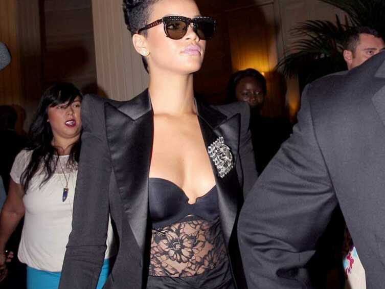 photos rihanna cr 233 e l 233 meute au d 233 fil 233 balmain voici photos rihanna cr 233 e l 233 meute au d 233 fil 233 balmain voici