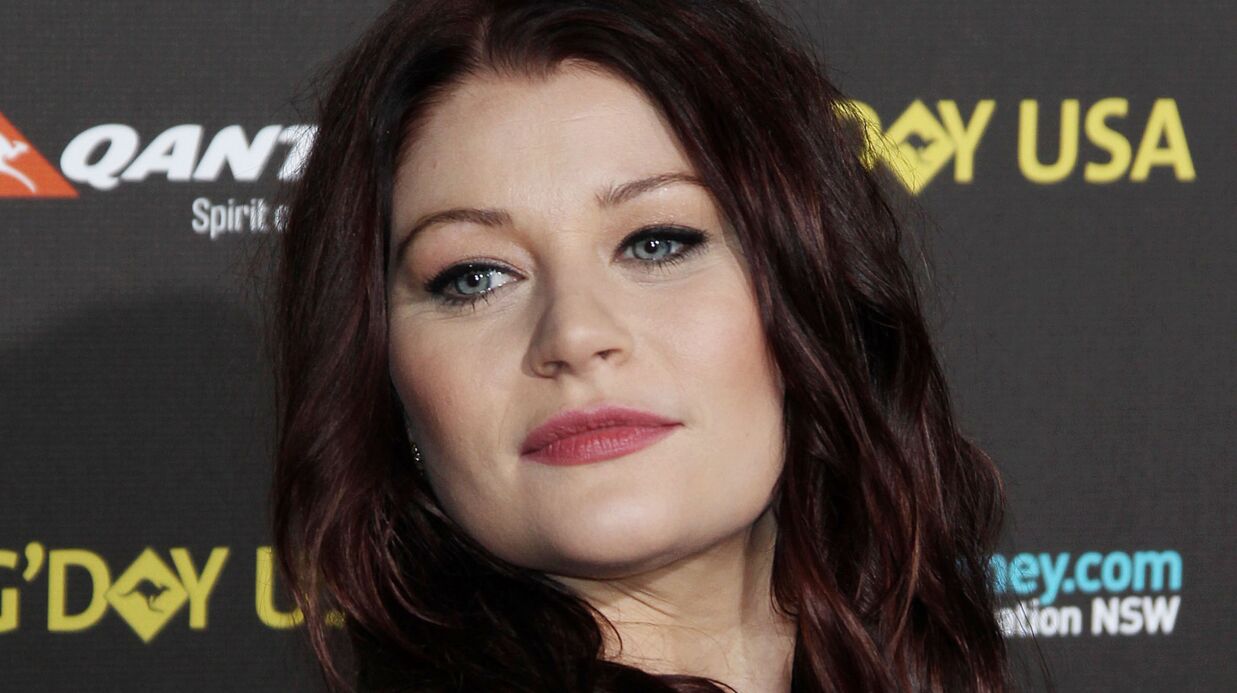 Gros seins naturels asain Seins Emilie De Ravin De